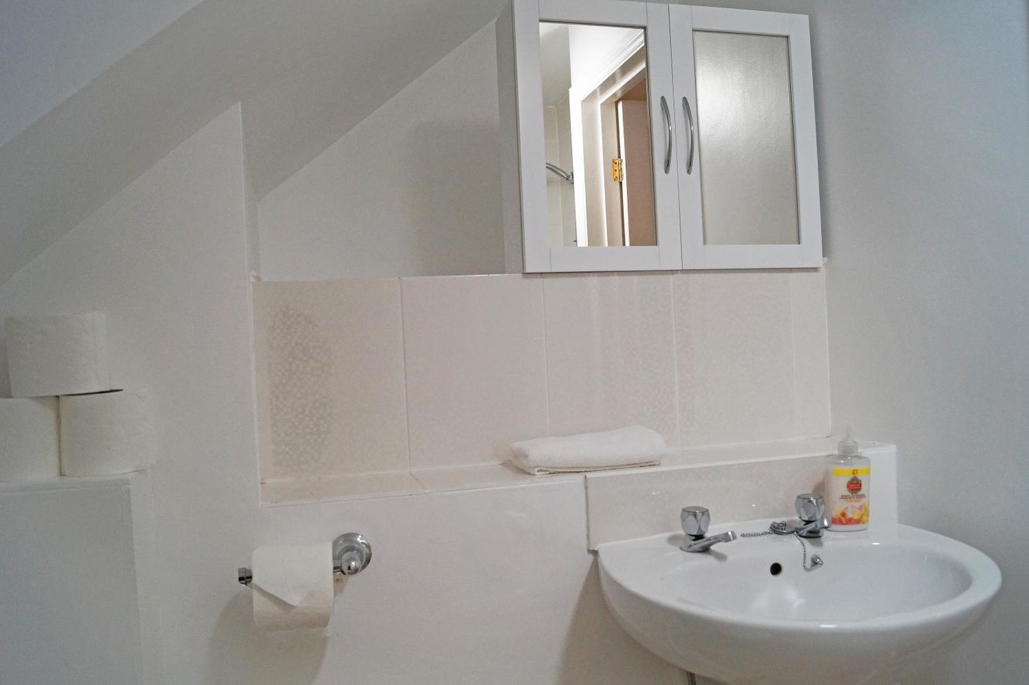 Ricky Road Guest House - "Wizard Studio Room" Available To Book Now Watford  Oda fotoğraf